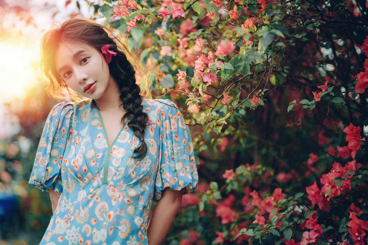 发光的发丝，三角梅瀑布下的女神 – 53P – 摄影：胡渣 – 模特：姝雯同学 - 福利组
