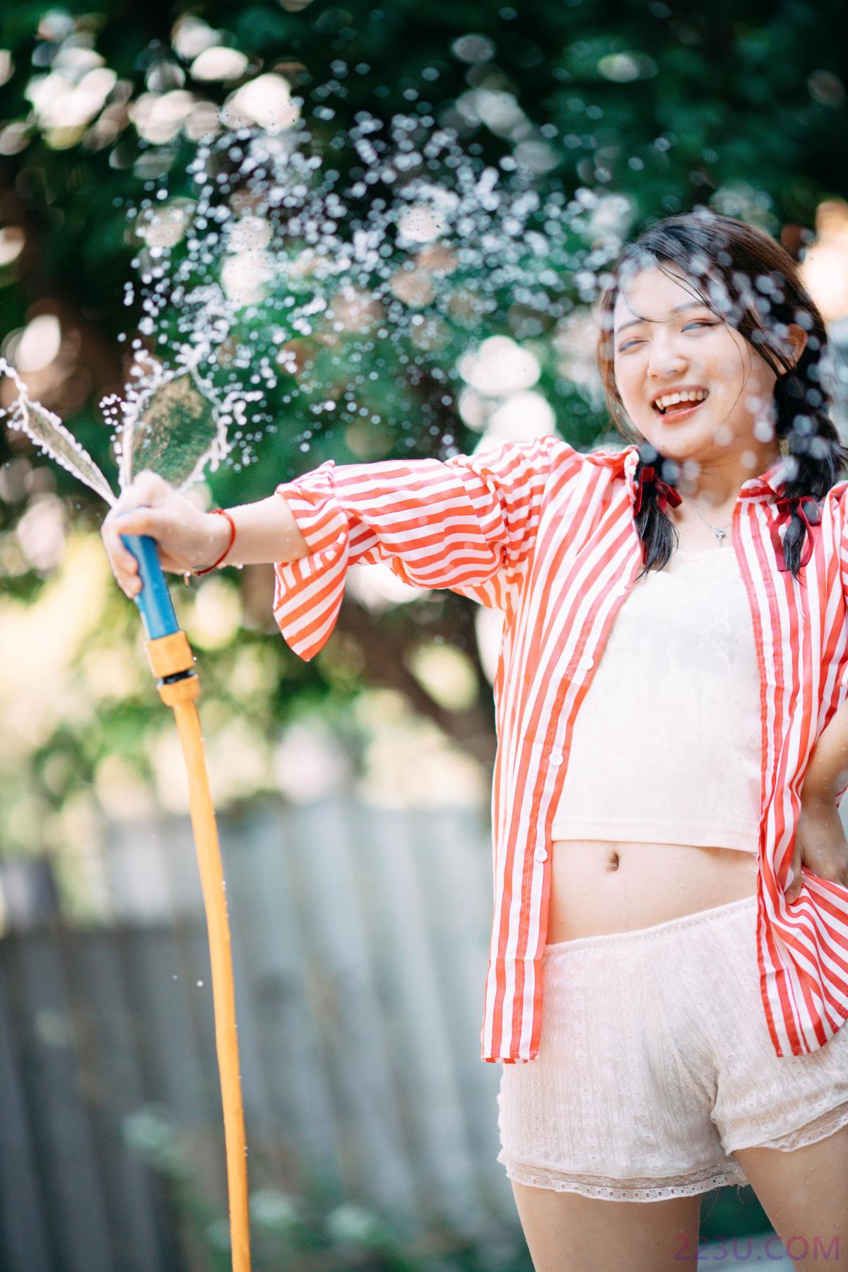 后院水花 – 40P – 摄影：芥茉 – 模特：黎美汐 - 福利组
